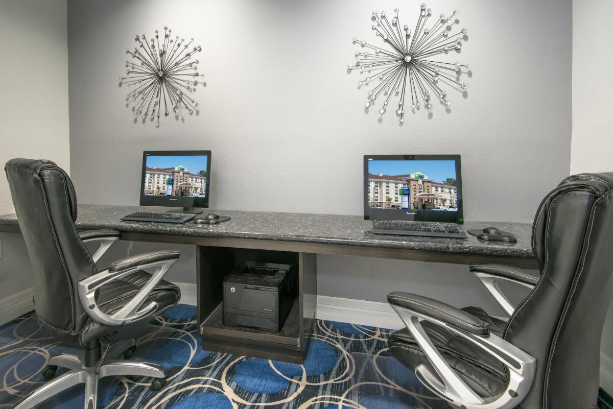 Holiday Inn Express and Suites Houston North - IAH Area, an IHG Hotel - Housity