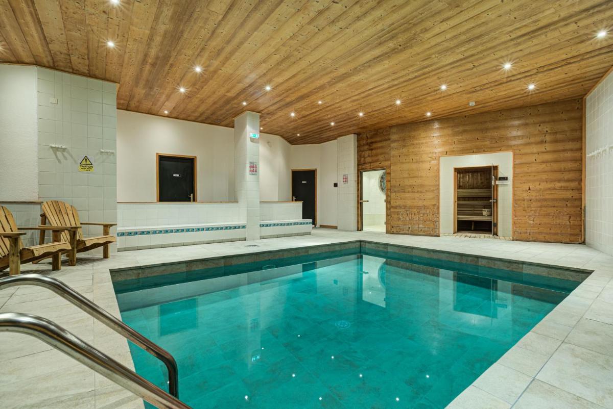 Piscine de l'établissement Hôtel Le Montana ou située à proximité