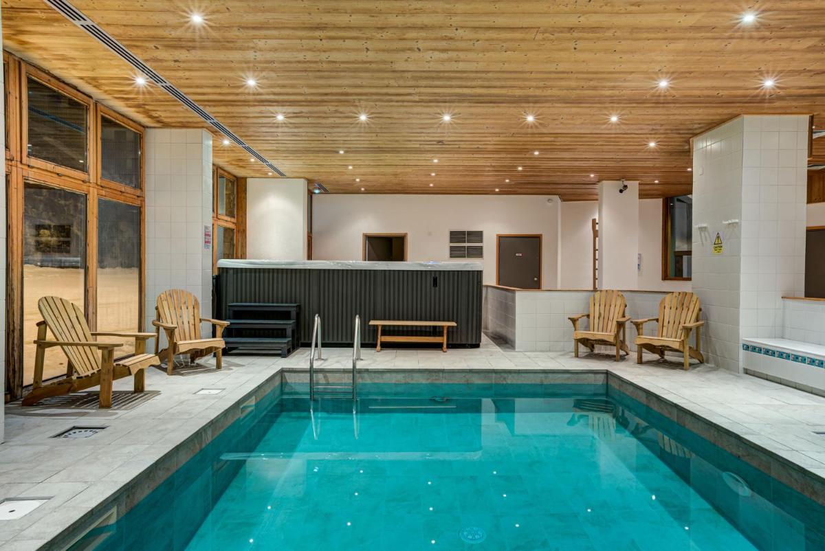 Piscine de l'établissement Hôtel Le Montana ou située à proximité