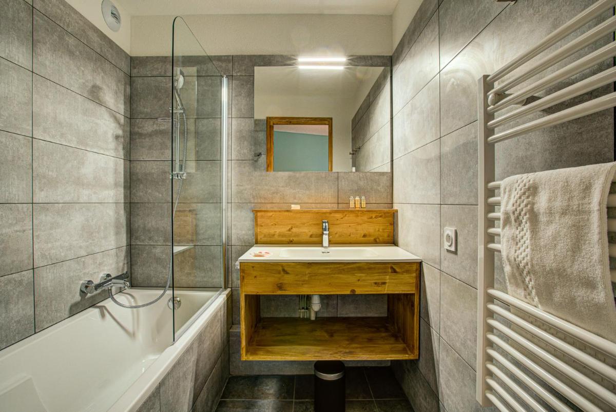 Salle de bains dans l'établissement Hôtel Le Montana