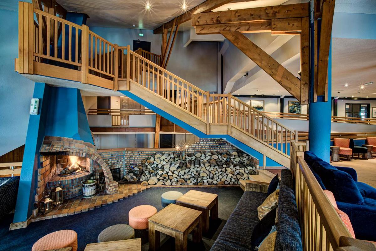 Coin salon dans l'établissement Hôtel Le Montana