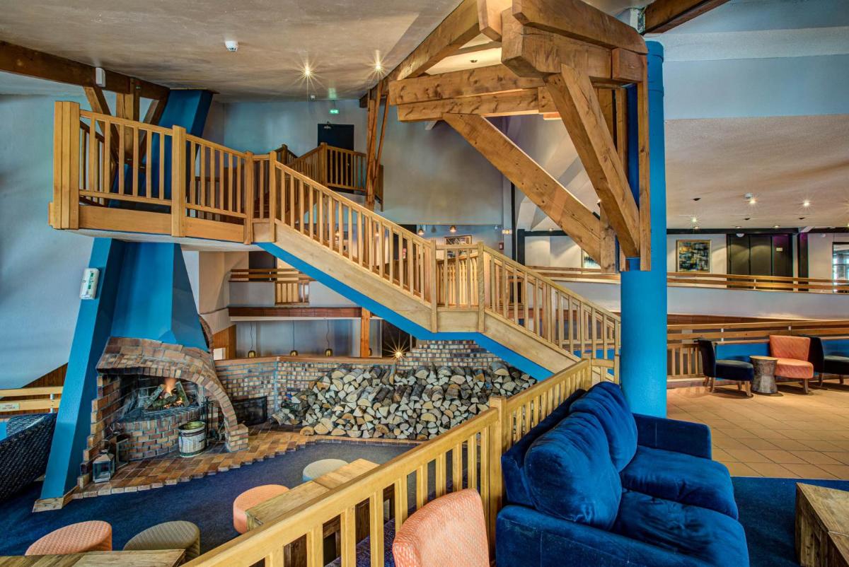 Coin salon dans l'établissement Hôtel Le Montana