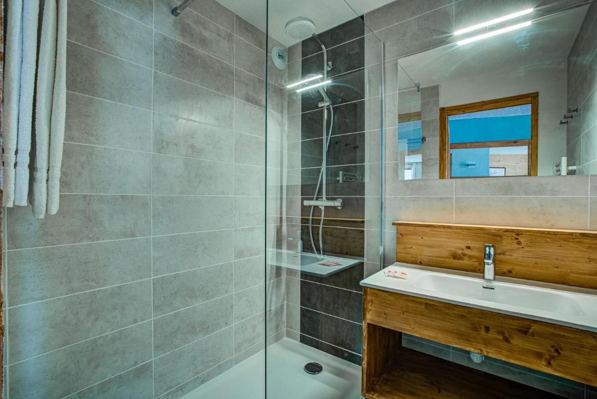 Salle de bains dans l'établissement Hôtel Le Montana
