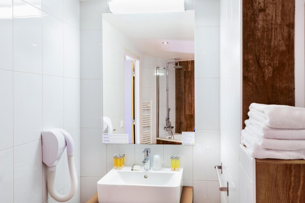 Salle de bains dans l'établissement SOWELL HOTELS Le Parc & Spa