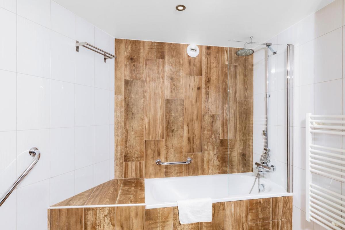 Salle de bains dans l'établissement SOWELL HOTELS Le Parc & Spa
