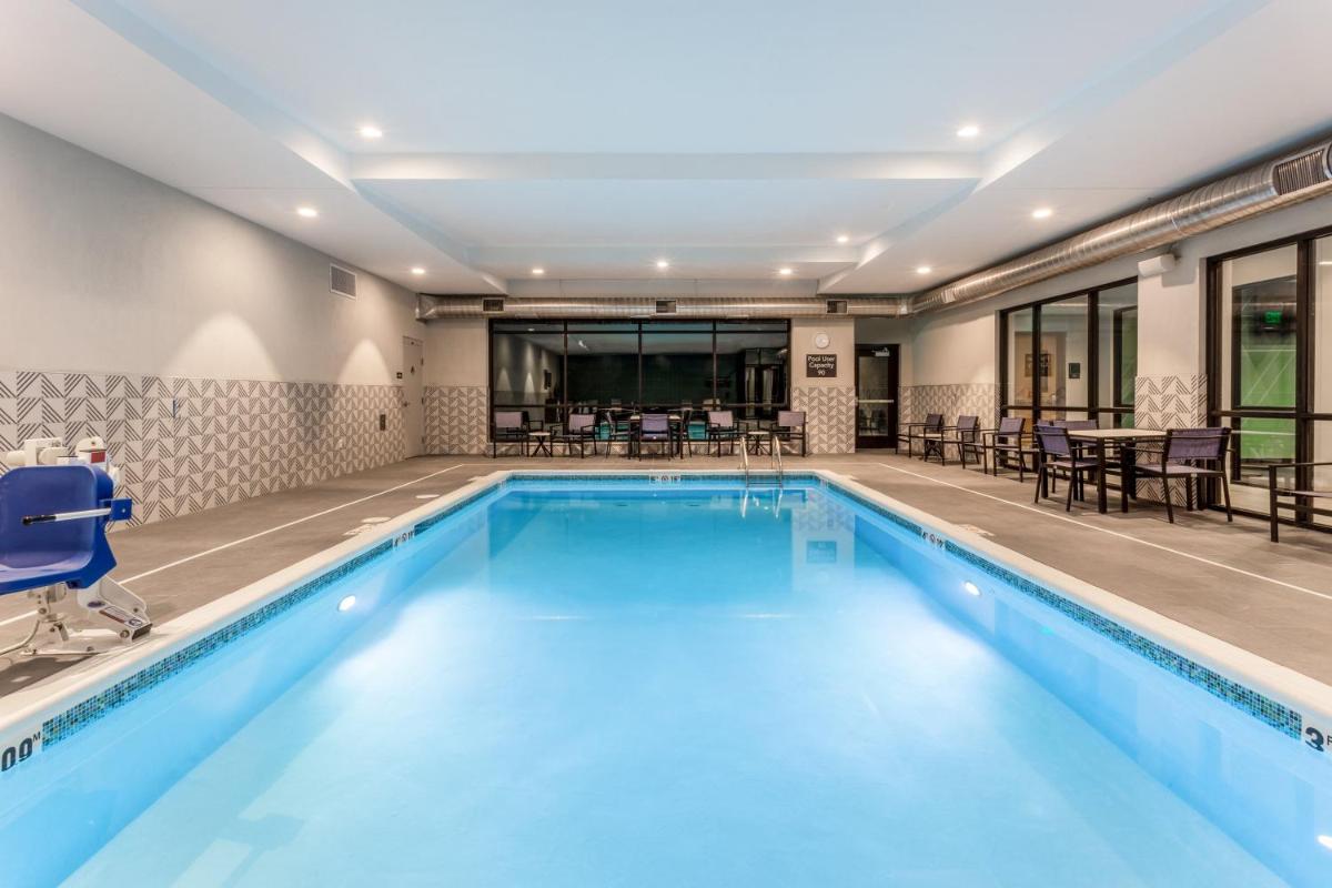 Holiday Inn & Suites Cedar Falls-Waterloo Event Ctr by IHG - Housity