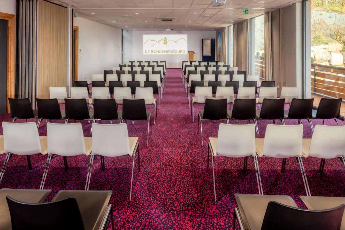 Coin salon dans l'établissement Best Western Plus Hotel & SPA Le Schoenenbourg