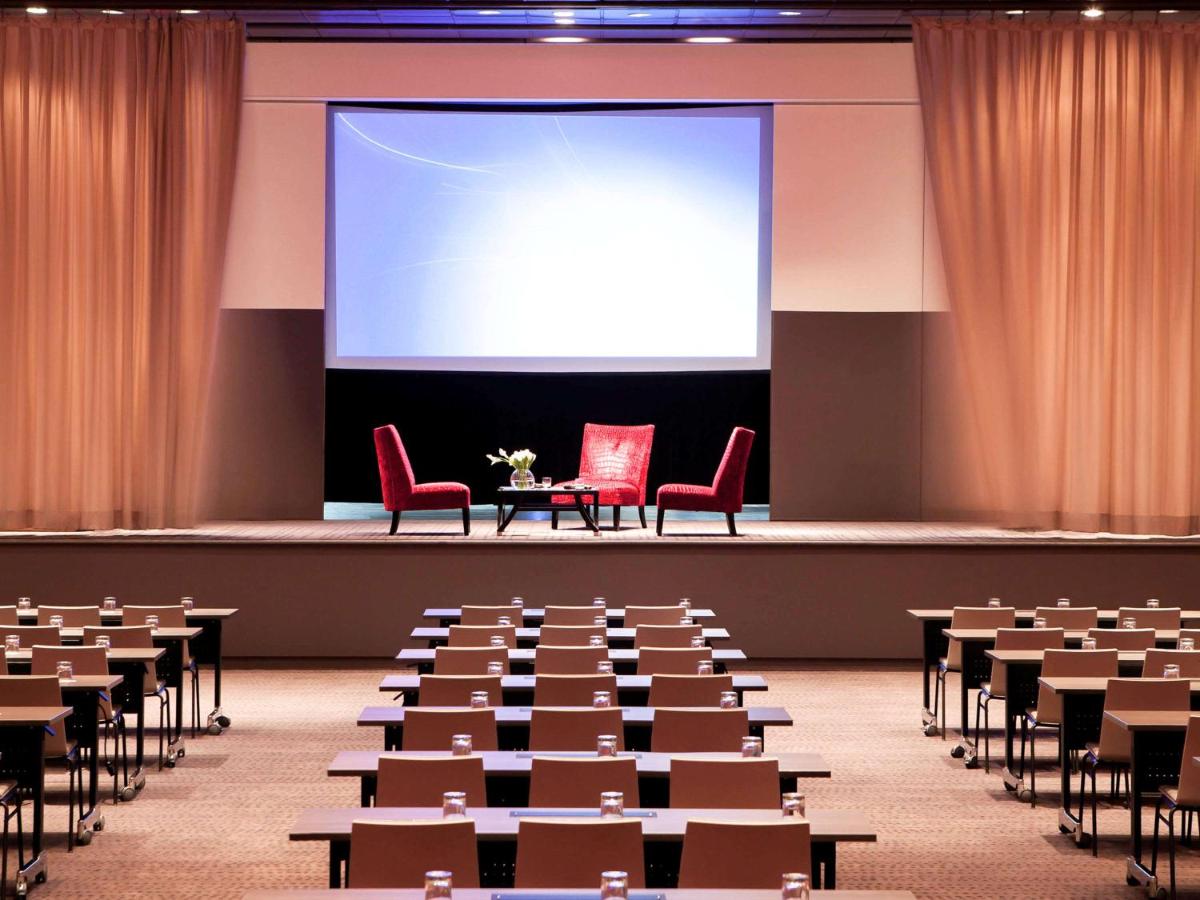 Espace de conférence ou salle de réunion dans l'établissement Pullman Cannes Mandelieu
