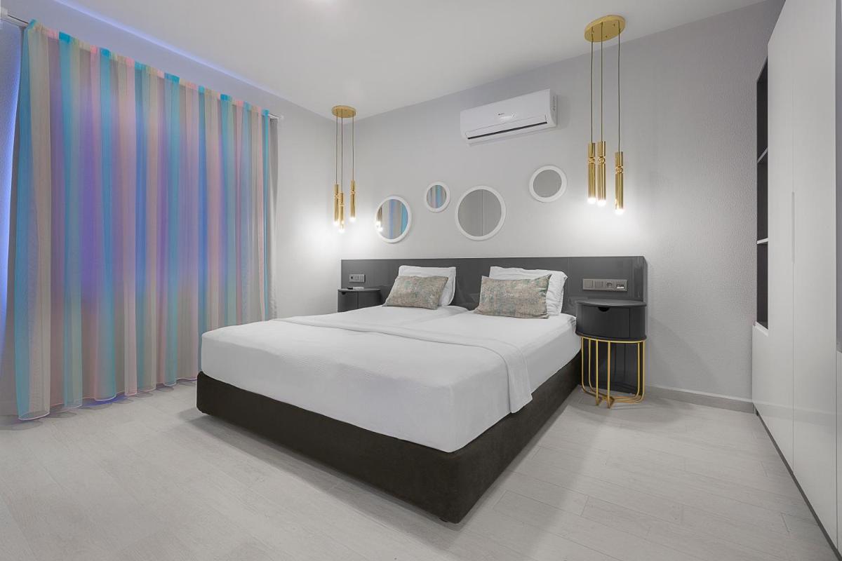 Twin Apart Hotel - Housity