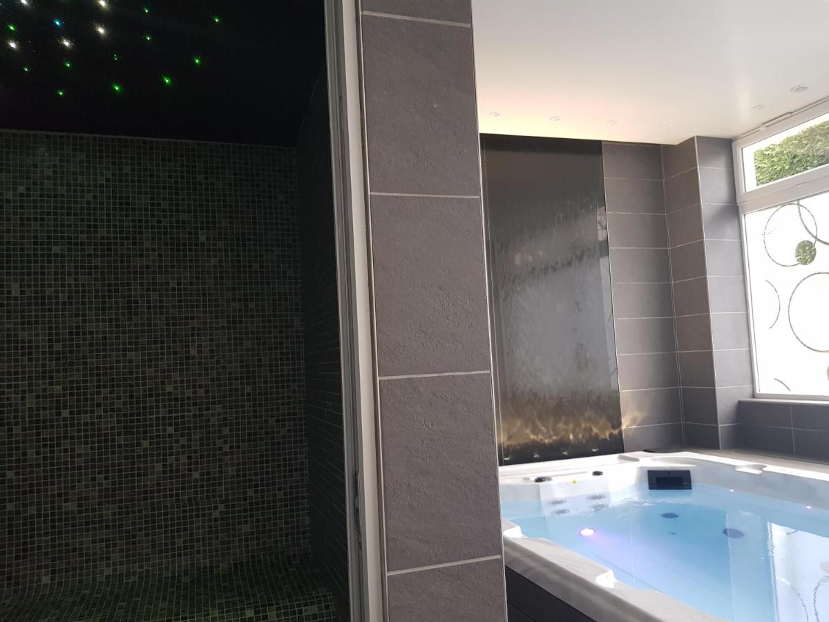 Salle de bains dans l'établissement Le Castelet