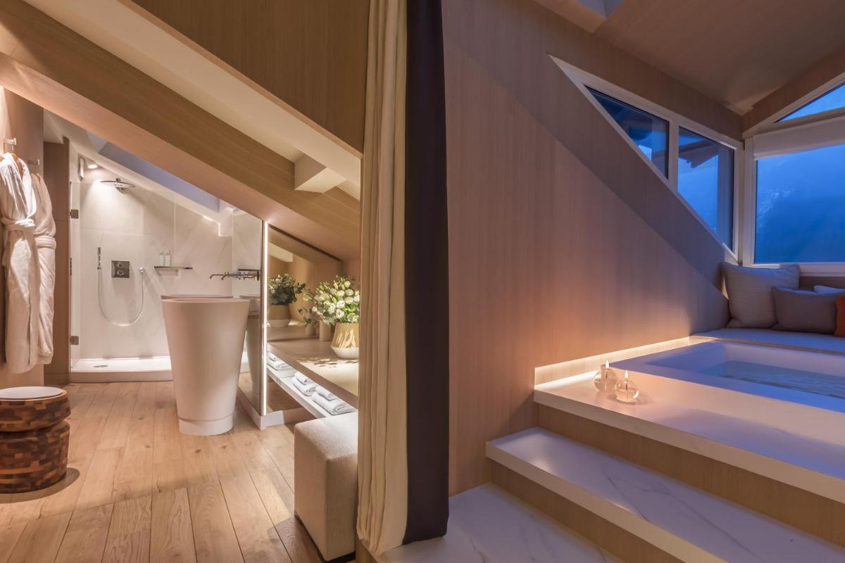 une salle de bains avec baignoire et lavabo dans l'établissement Hôtel Mont-Blanc Chamonix, à Chamonix-Mont-Blanc
