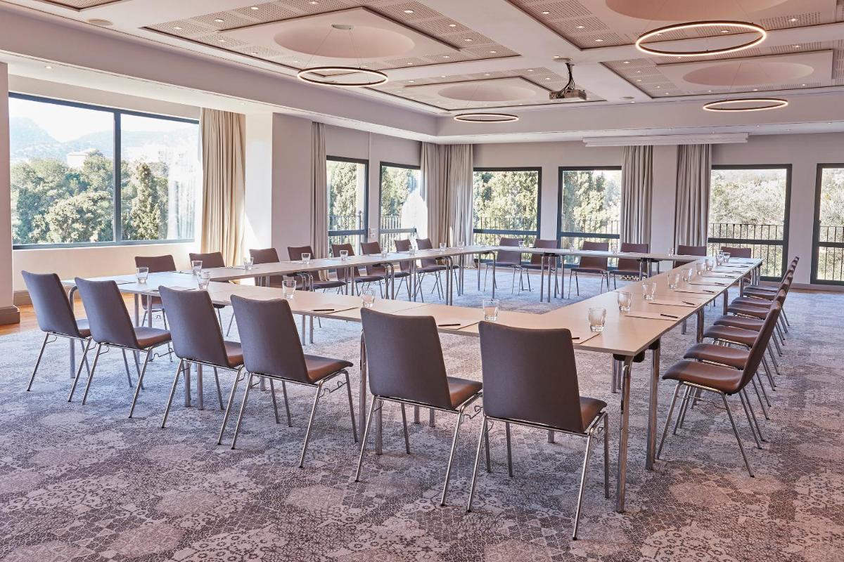 una sala de conferencias con una mesa larga y sillas en Steigenberger Hotel and Resort Camp de Mar, en Camp de Mar