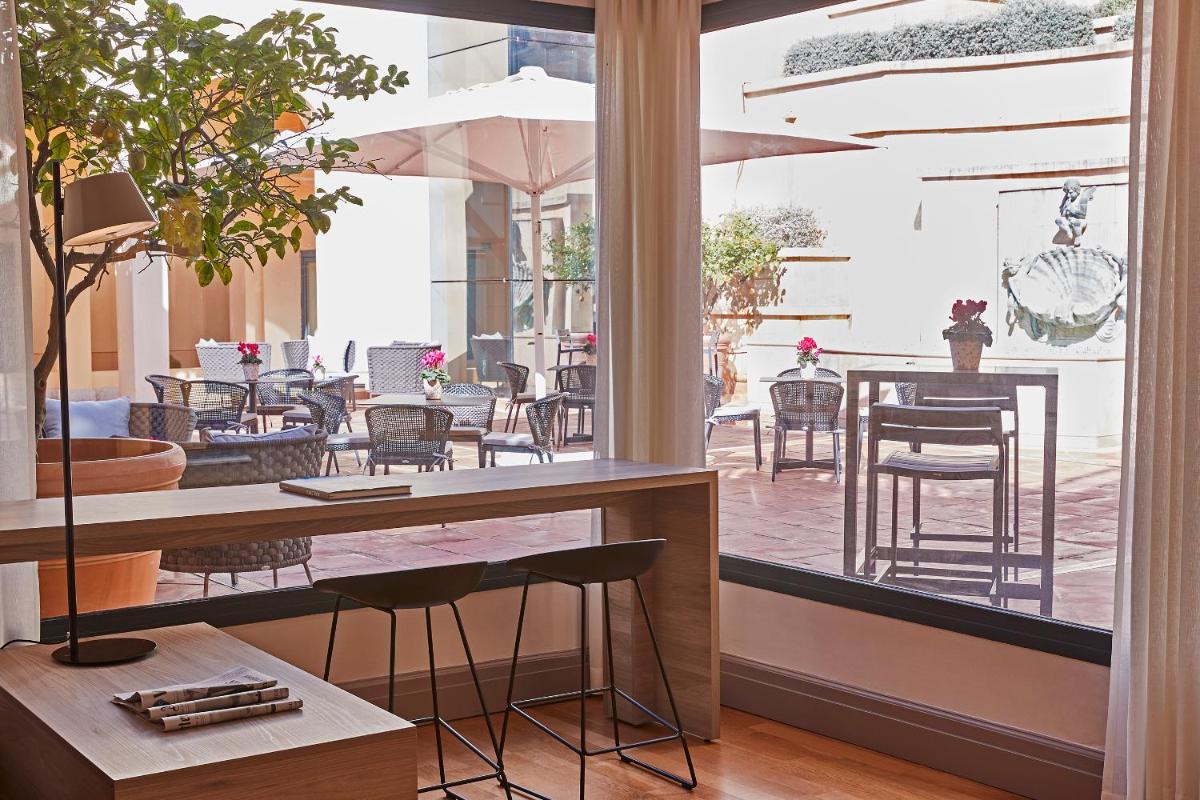 Un restaurante o sitio para comer en Steigenberger Hotel and Resort Camp de Mar