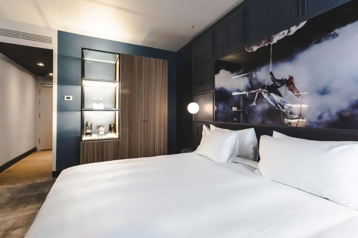 Cama o camas de una habitación en Radisson Blu Hotel, Madrid Prado