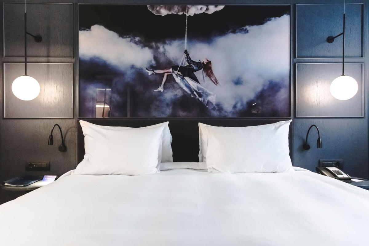 Cama o camas de una habitación en Radisson Blu Hotel, Madrid Prado