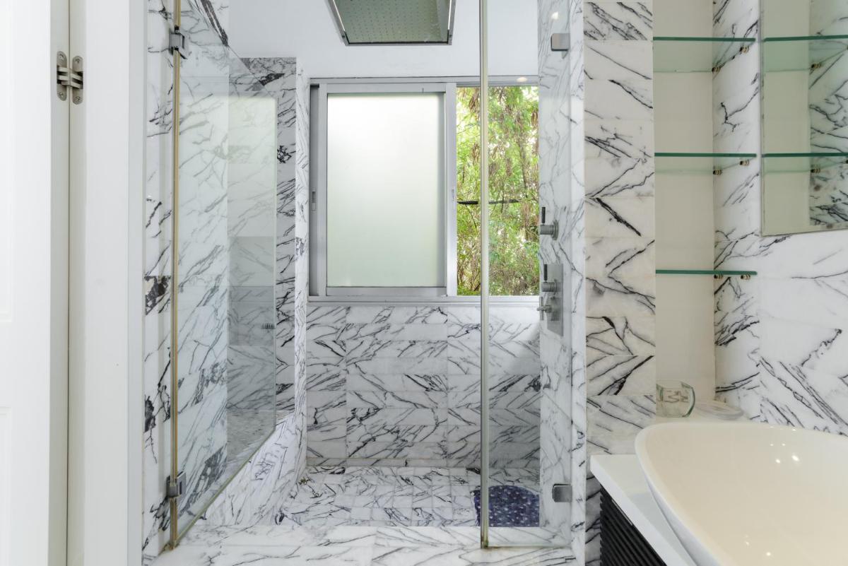 Suitetrails - Gordon Beach Luxury Apartment