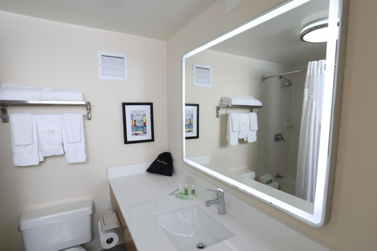 Holiday Inn Chicago North Shore, an IHG Hotel - Housity