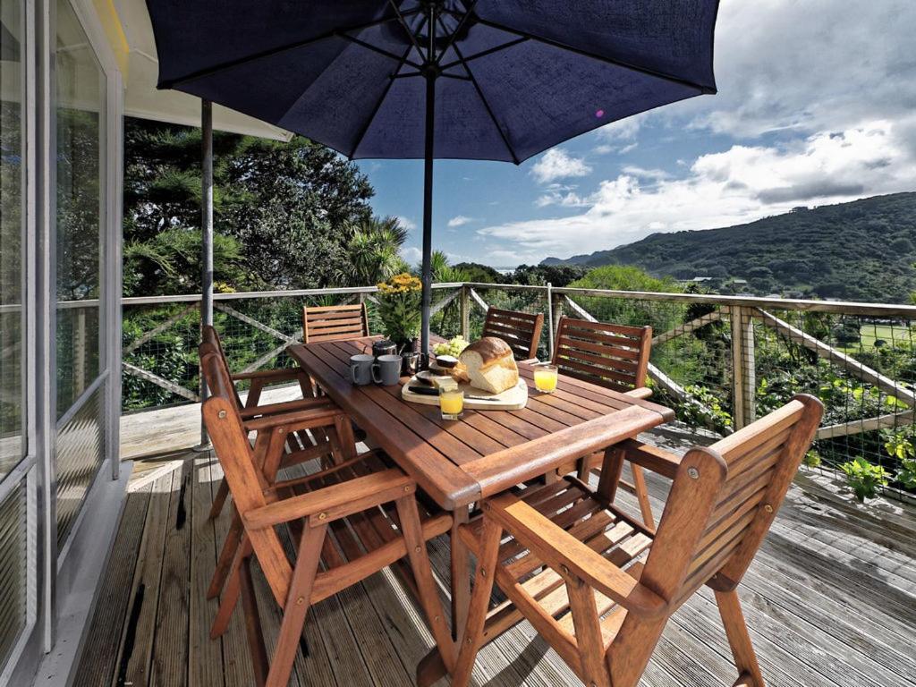Surfer's Sunshine Cottage - Piha Holiday Home - Housity