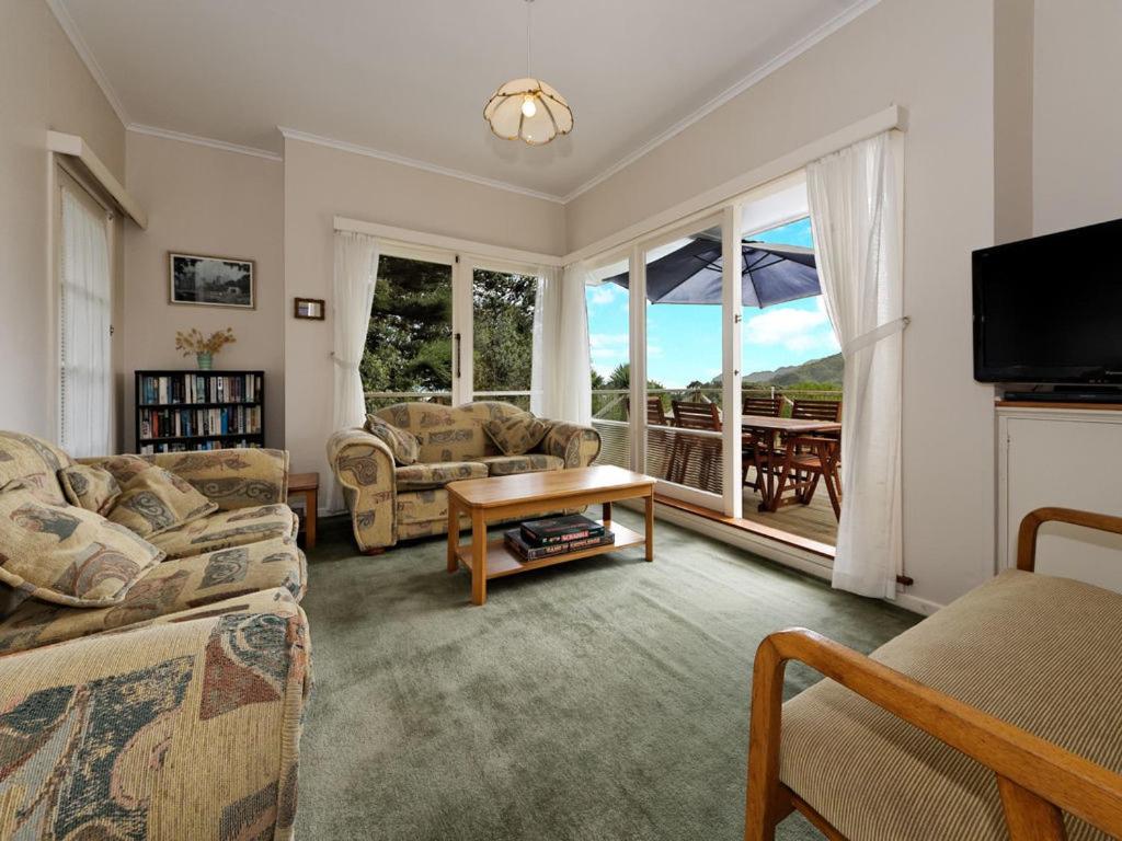 Surfer's Sunshine Cottage - Piha Holiday Home - Housity