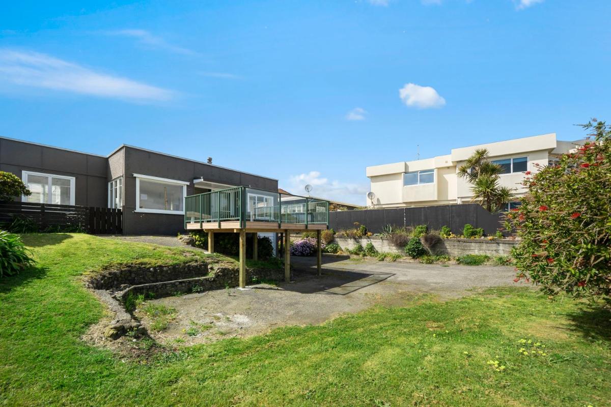 Suitetrails - The Green Trout - Paraparaumu Beach Holiday Home