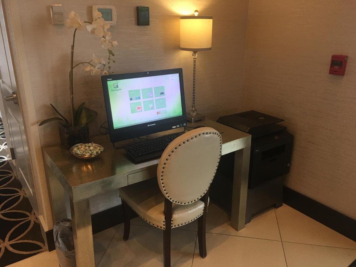 Holiday Inn and Suites East Peoria by IHG - Housity