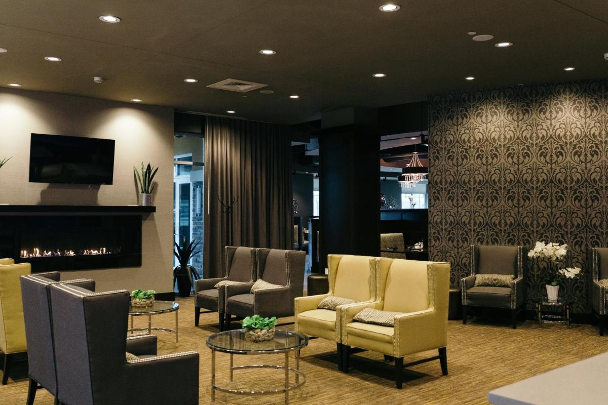 Holiday Inn and Suites East Peoria by IHG - Housity