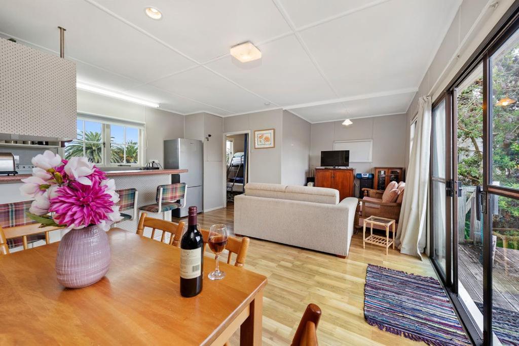 The Salty Air Bach - Papamoa Beach - Housity