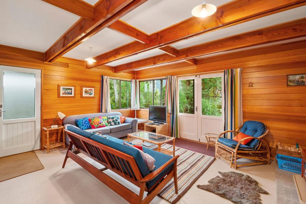 Parehopu Lake House - Taupo Holiday Home - Housity