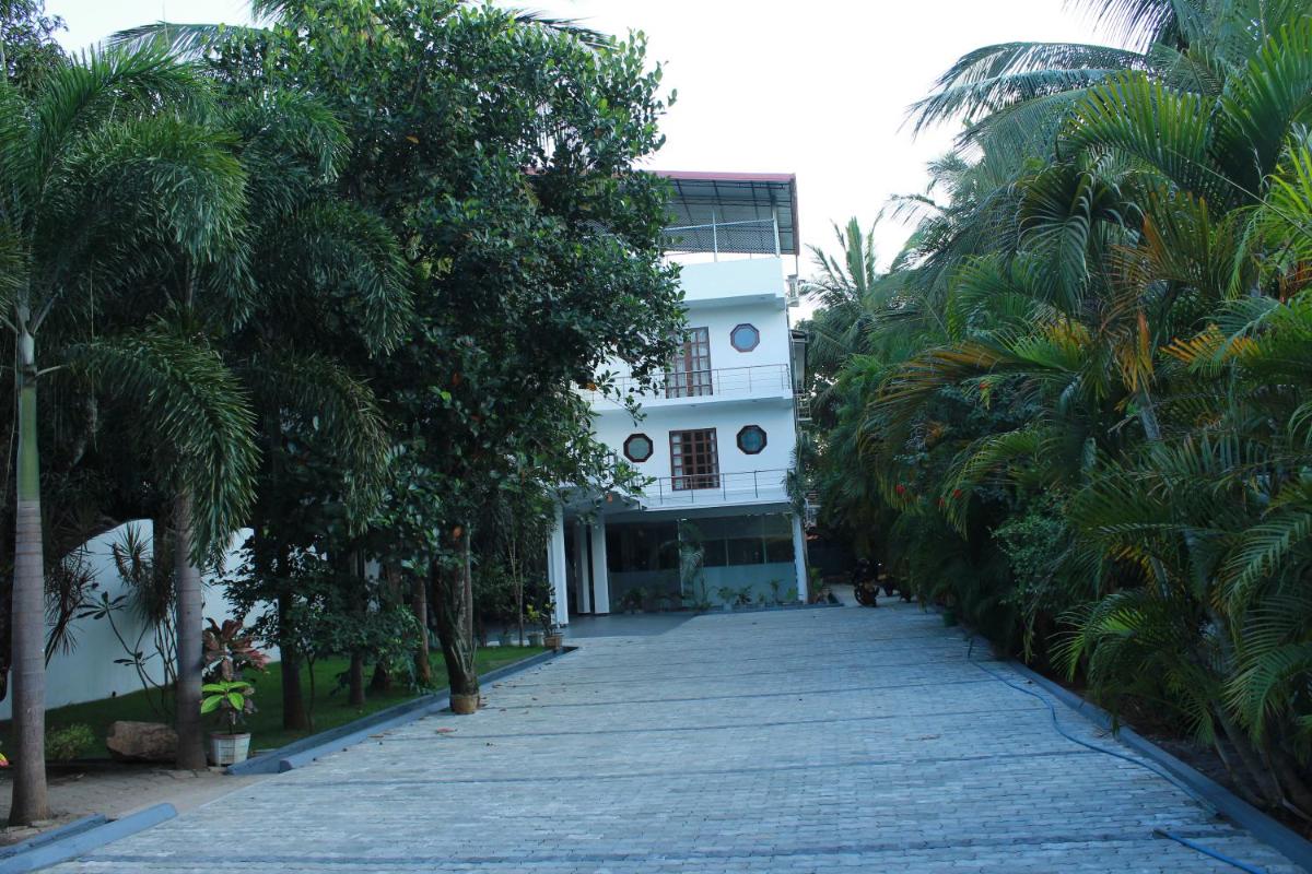 Ananthi HOTELS - Housity
