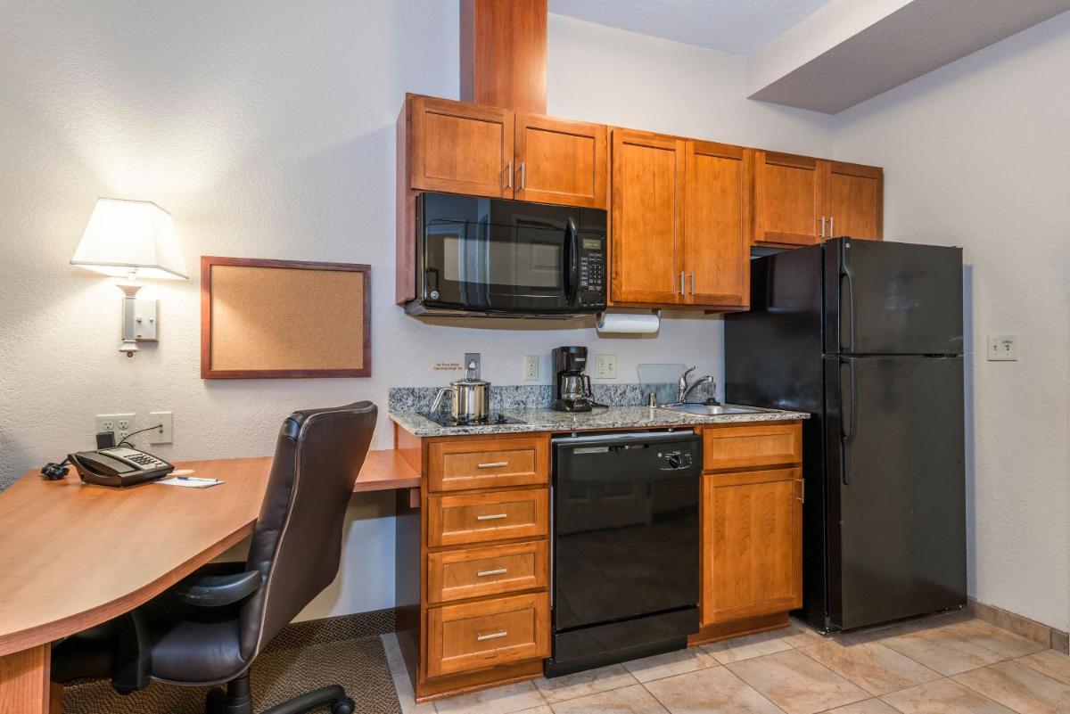 Candlewood Suites Burlington by IHG - Housity