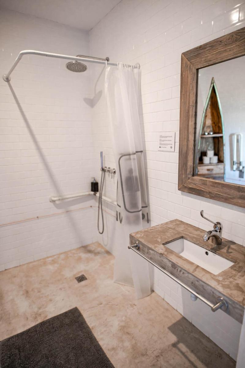 Uma casa de banho em Surfers Lodge Peniche