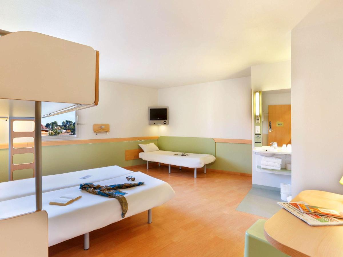 First Inn Hotel - Housity