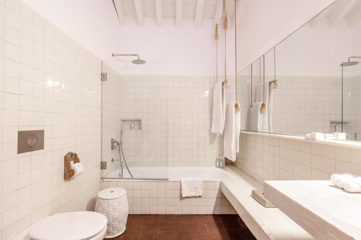 Uma casa de banho em Torre de Palma Wine Hotel, Monforte, a Member of Design Hotels
