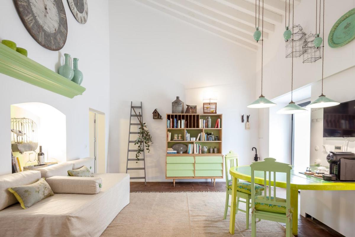 uma sala de estar com uma mesa amarela e cadeiras amarelas em Torre de Palma Wine Hotel, Monforte, a Member of Design Hotels em Monforte