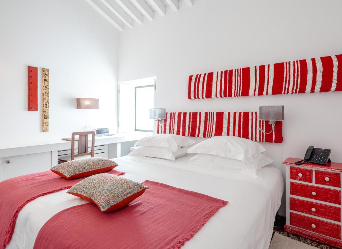 Uma cama ou camas num quarto em Torre de Palma Wine Hotel, Monforte, a Member of Design Hotels