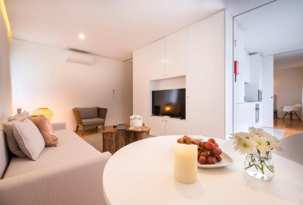 Uma televisão e/ou sistema de entretenimento em Aqua - Pópulo Eco Village