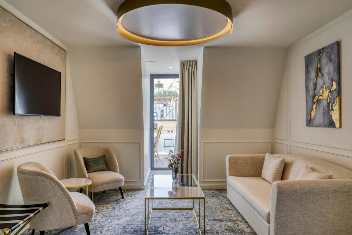 Télévision ou salle de divertissement dans l'établissement Maison Albar - Le Vendome