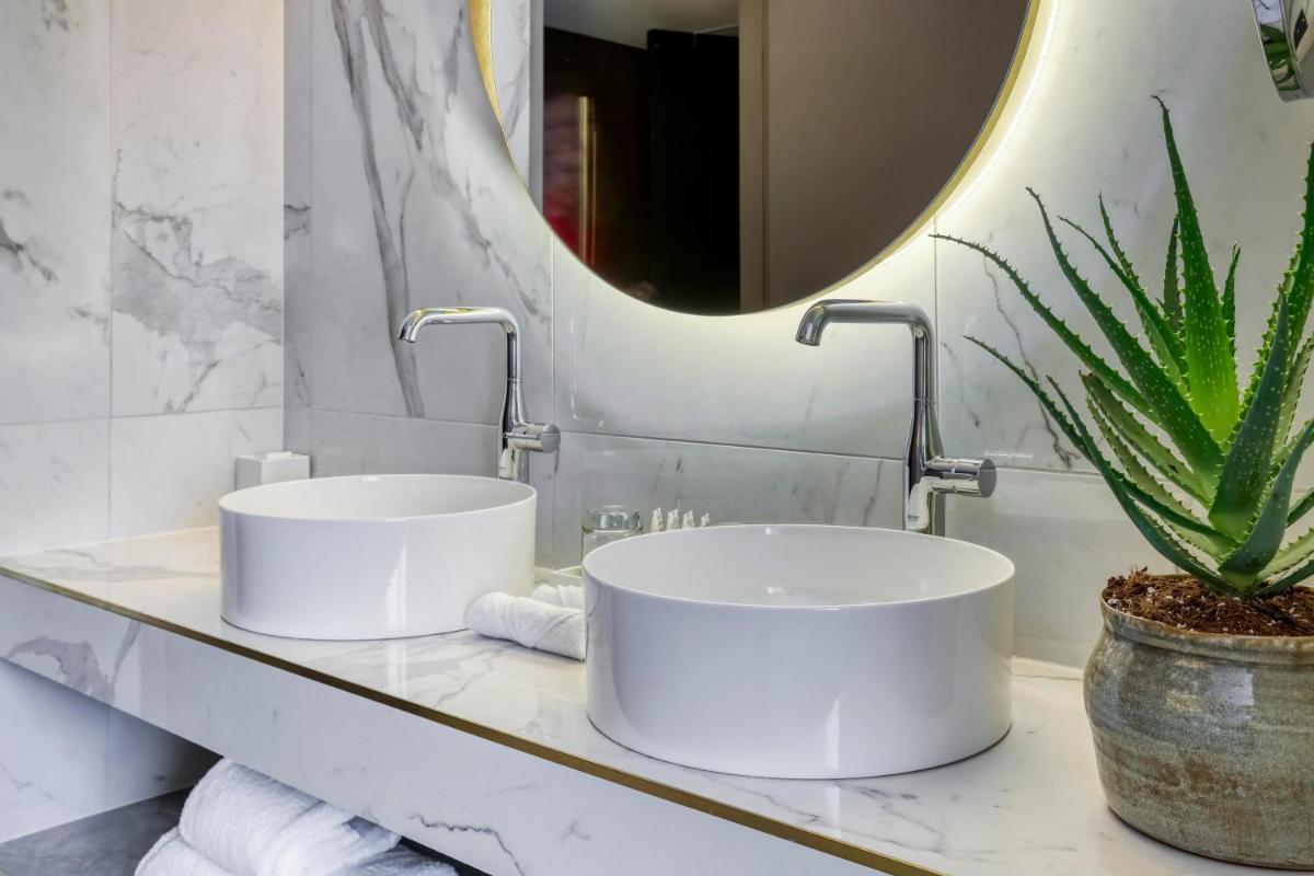 Salle de bains dans l'établissement Maison Albar - Le Vendome