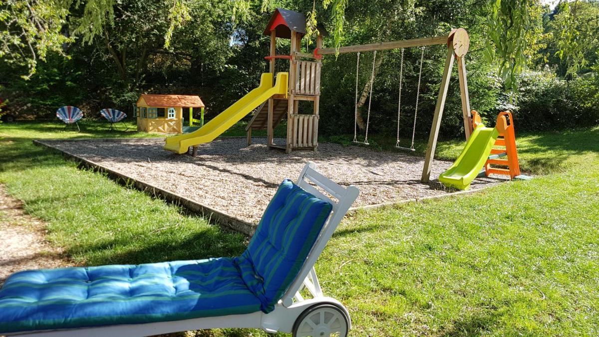 Aire de jeux pour enfants de l'établissement Logis SPA Hotel Restaurant De La Poste