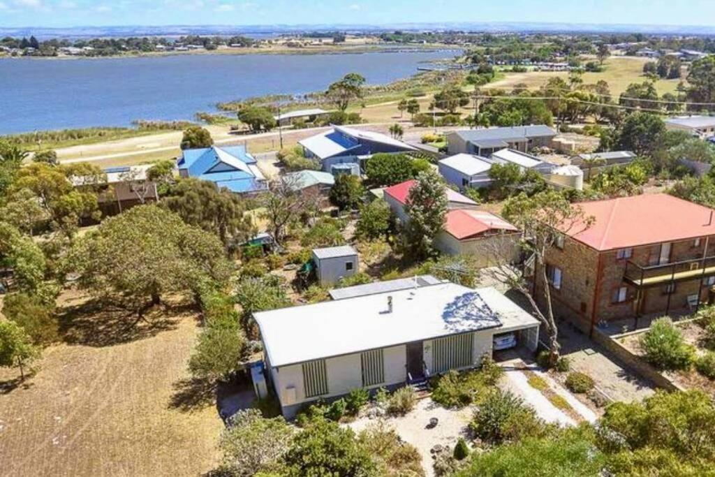 HelloSailor HolidayRental FirePit NBN AppleTV KingBed - Housity