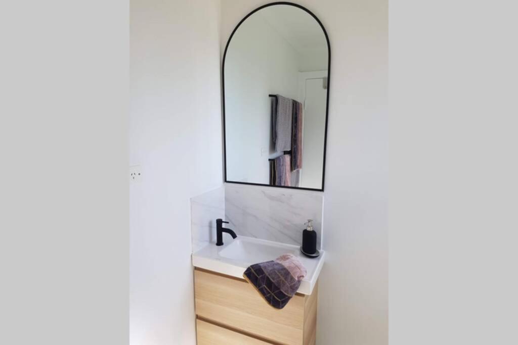 HelloSailor HolidayRental FirePit NBN AppleTV KingBed - Housity