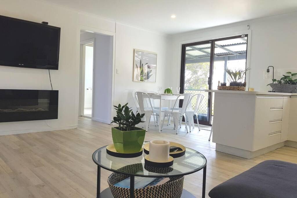 HelloSailor HolidayRental FirePit NBN AppleTV KingBed - Housity