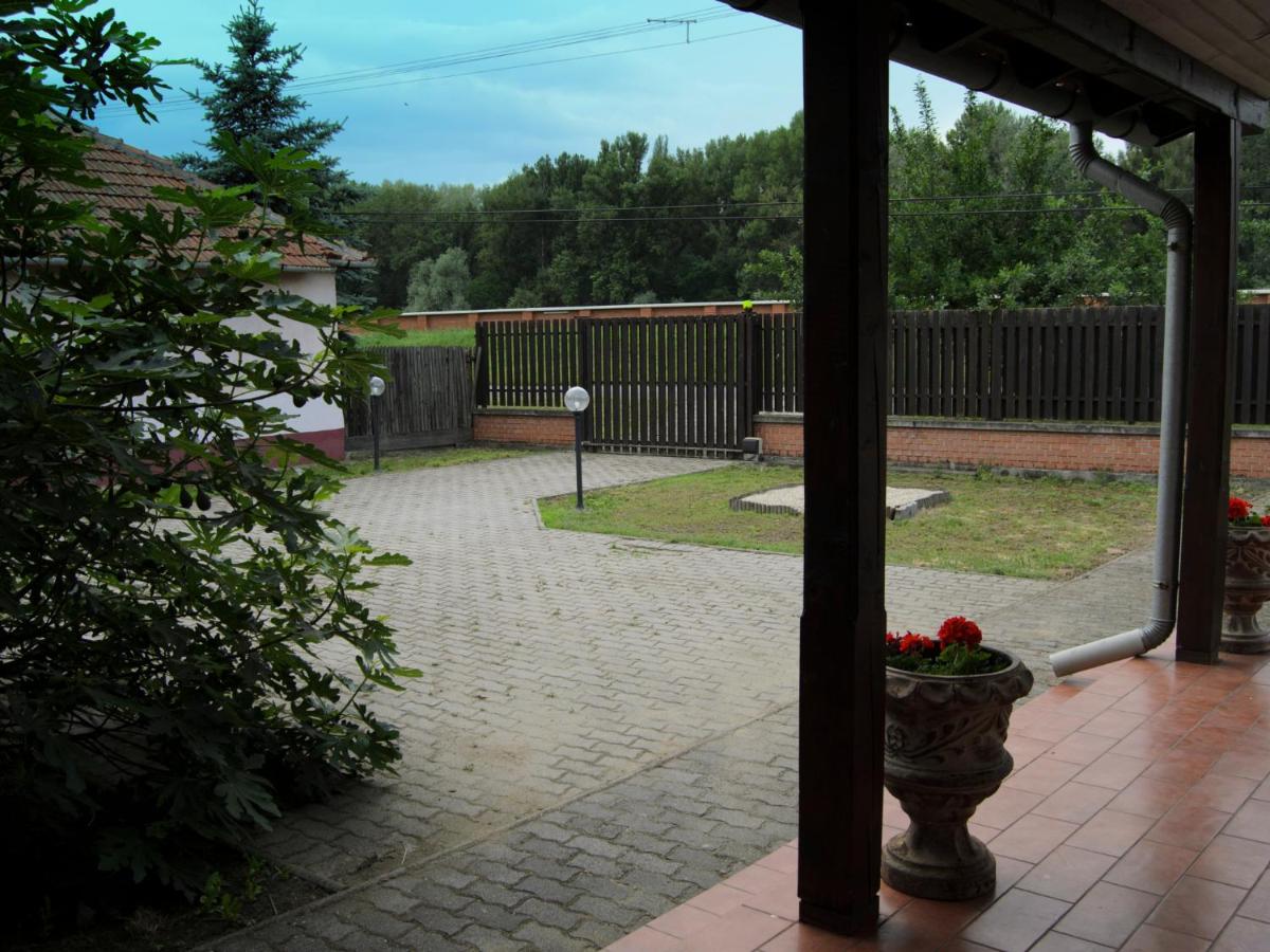 CSONGRÁDI VENDÉGVÁRÓ Apartmanok, Szarka ház - Housity