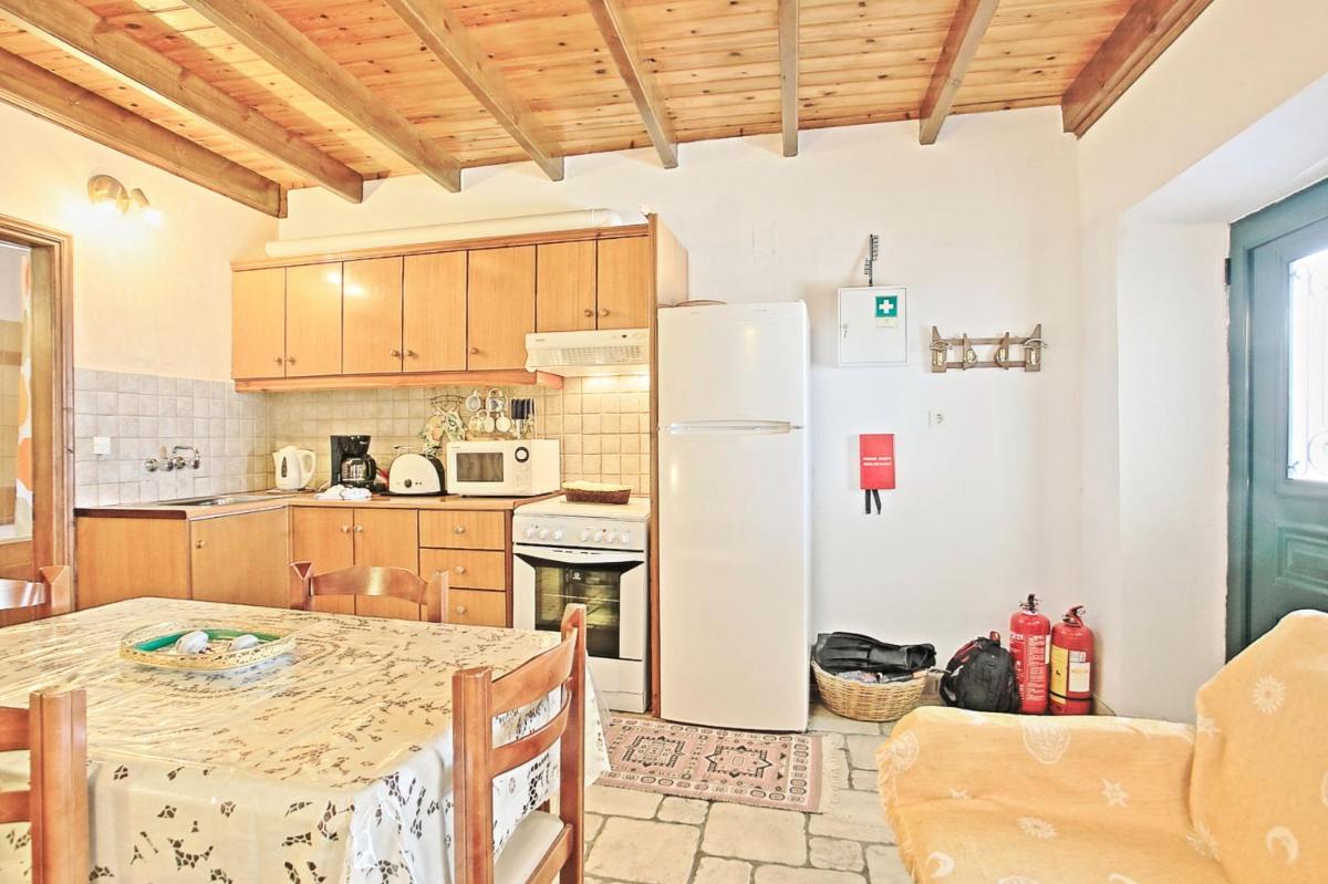 Olgas Cottage: Stone house on the beach - Housity