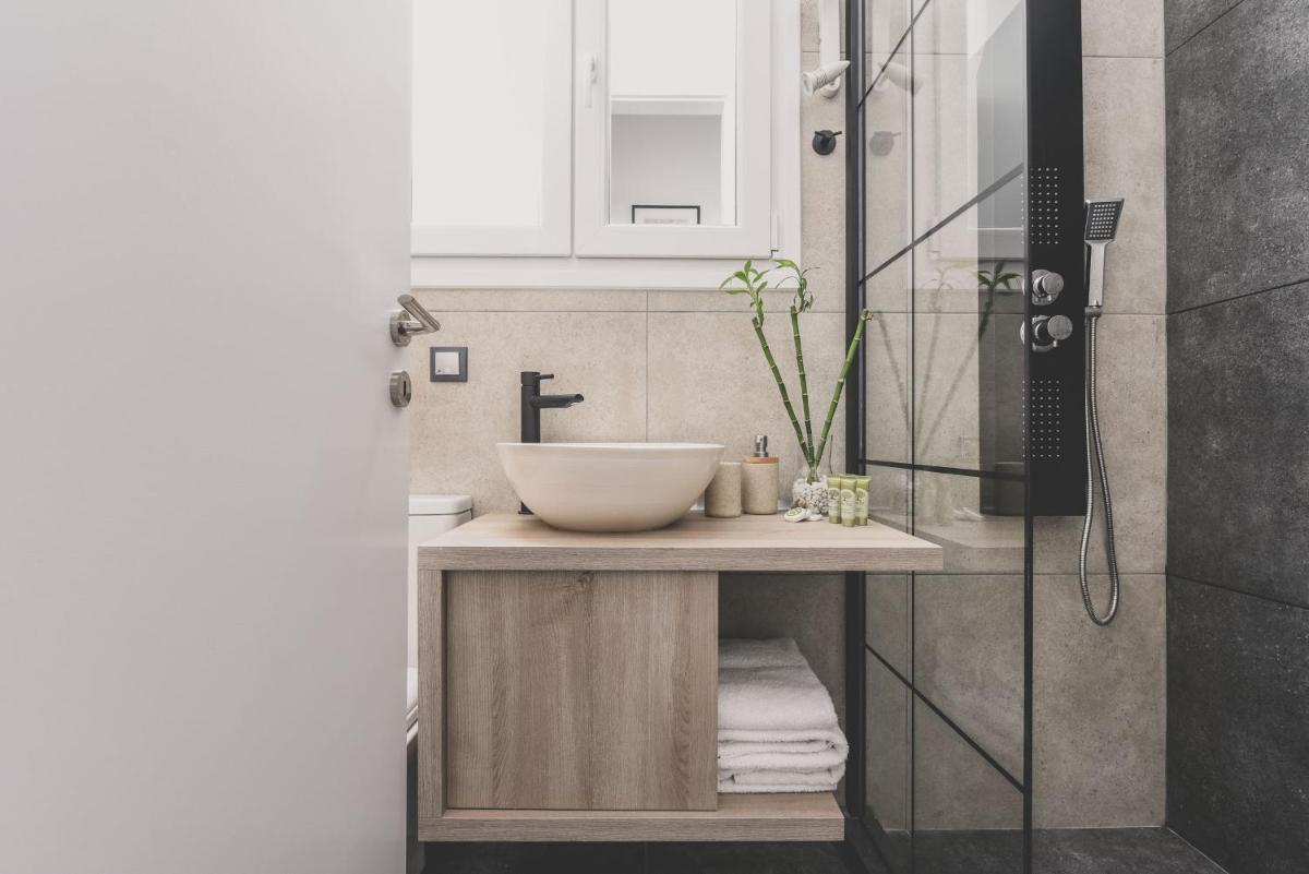 Suitetrails - Neoclassical Apartment near Acropolis - LivingStone Crystal