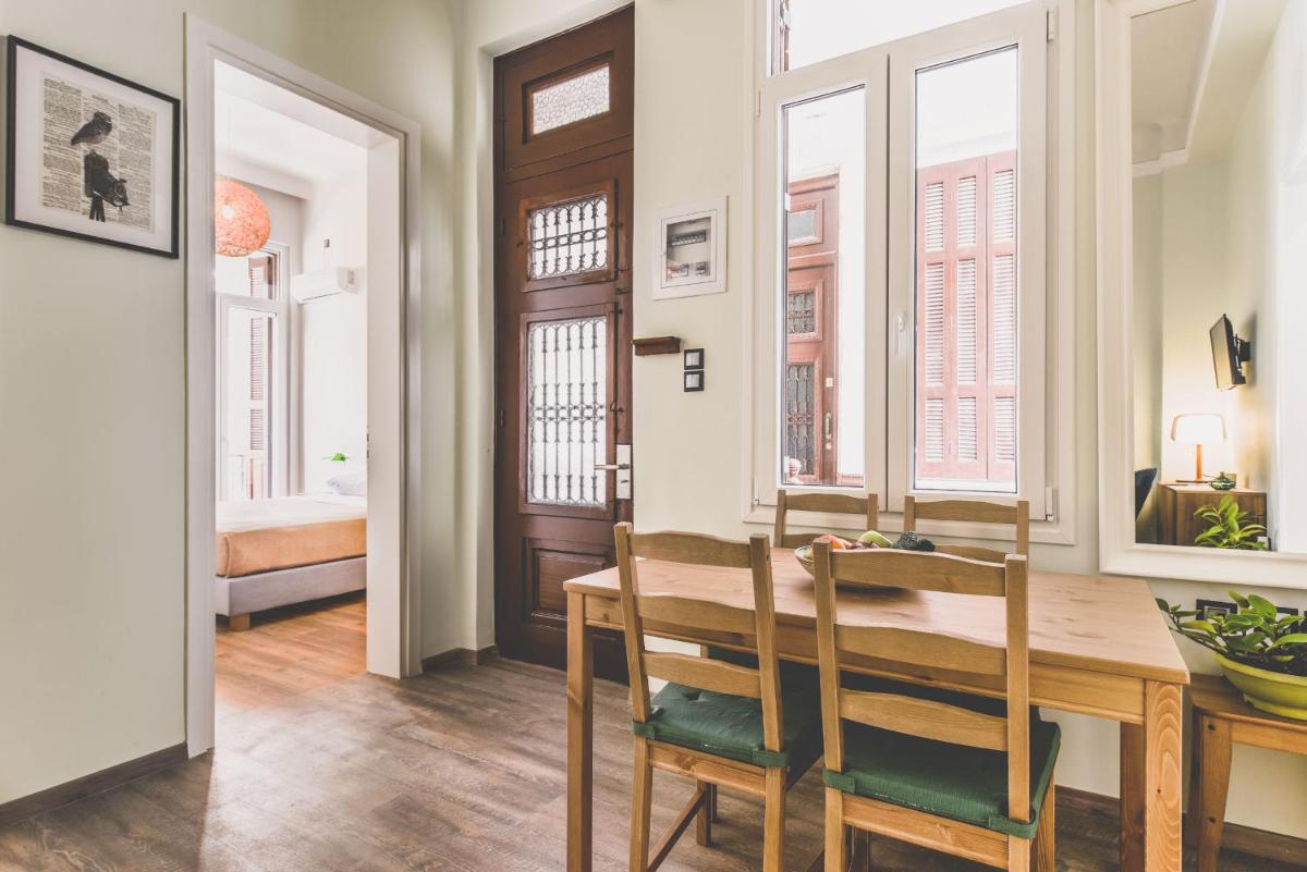 Suitetrails - Neoclassical Apartment near Acropolis - LivingStone Crystal