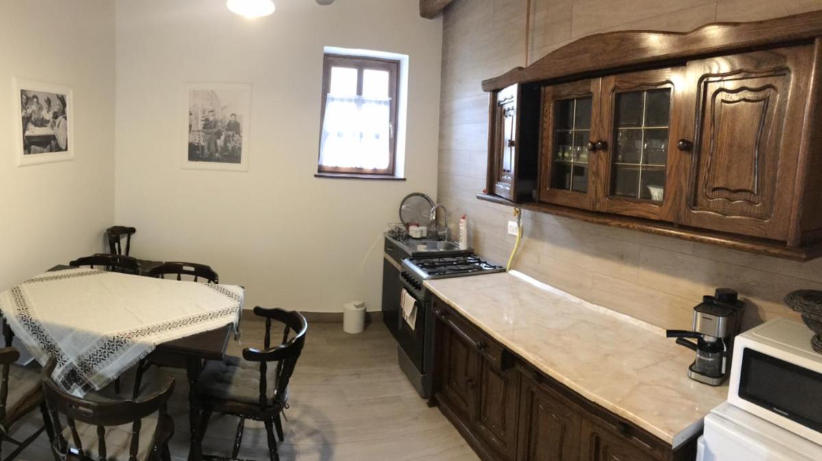 Porrogi Fenyő Vendégház - Housity