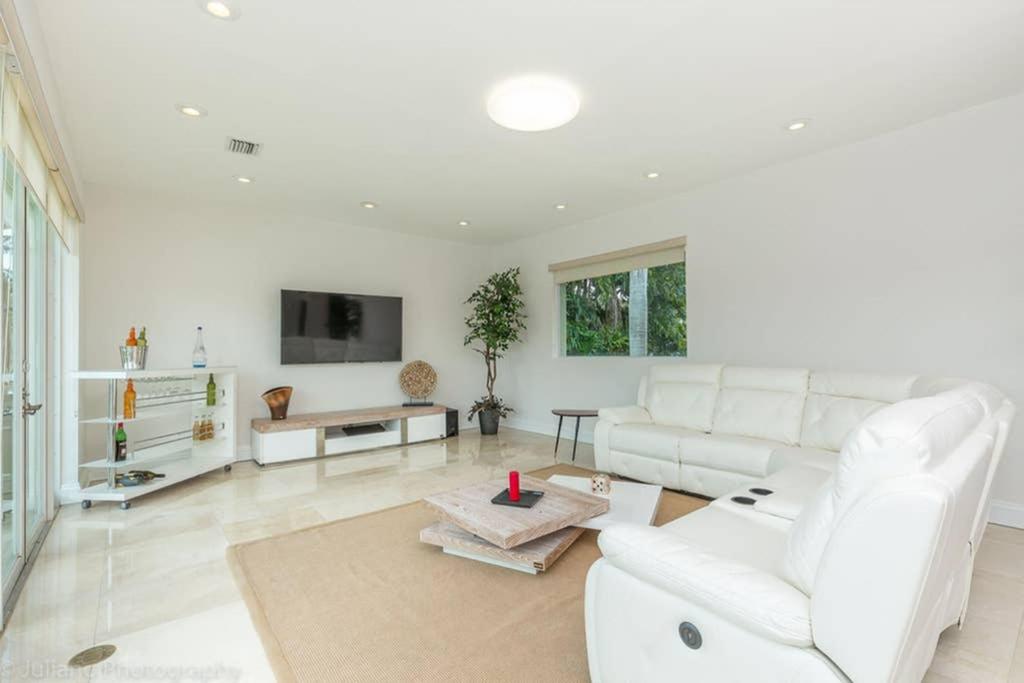Suitetrails - Waterfront Villa on Protected Cove