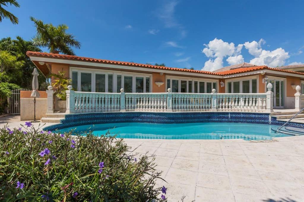 Waterfront Villa on Protected Cove - Housity