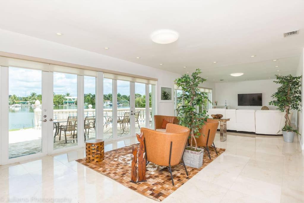 Suitetrails - Waterfront Villa on Protected Cove